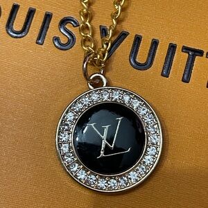 LOW START LV ZIP PULL CHARM WITH CRYSTALS ON NWOT STERLING CHAIN 💕💜💝